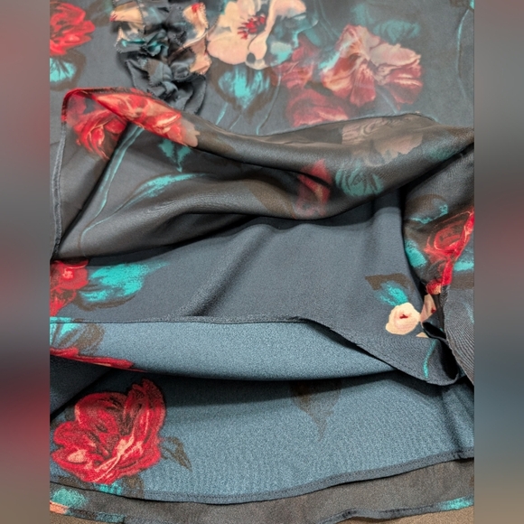 White House Black Market Bluish Green Ruffled Sleeveless Floral Blouse Size 8 - Picture 7 of 9